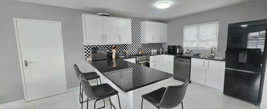 4 Bedroom Property for Sale in Franskraal Western Cape